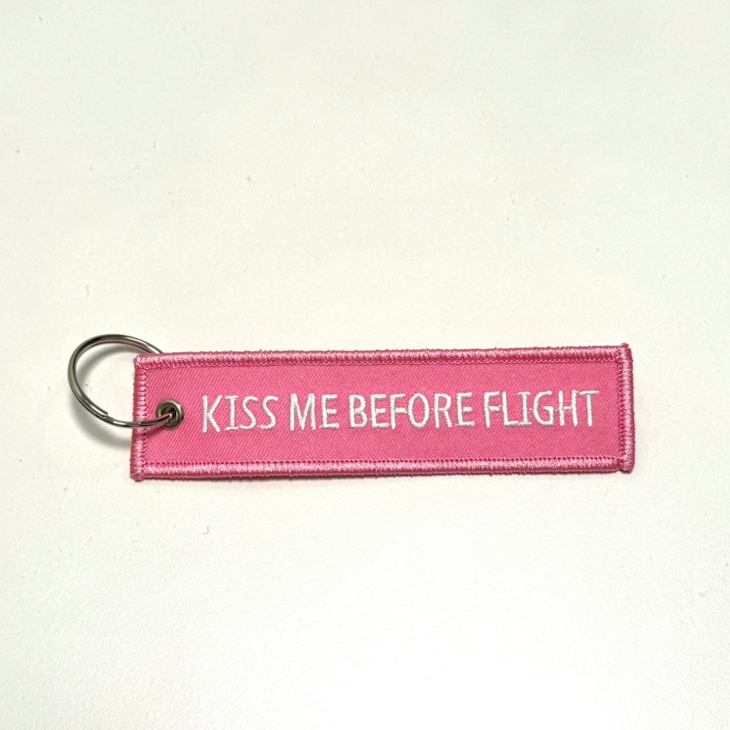 Schlüsselanhänger KISS ME BEFORE FLIGHT (ROSA)